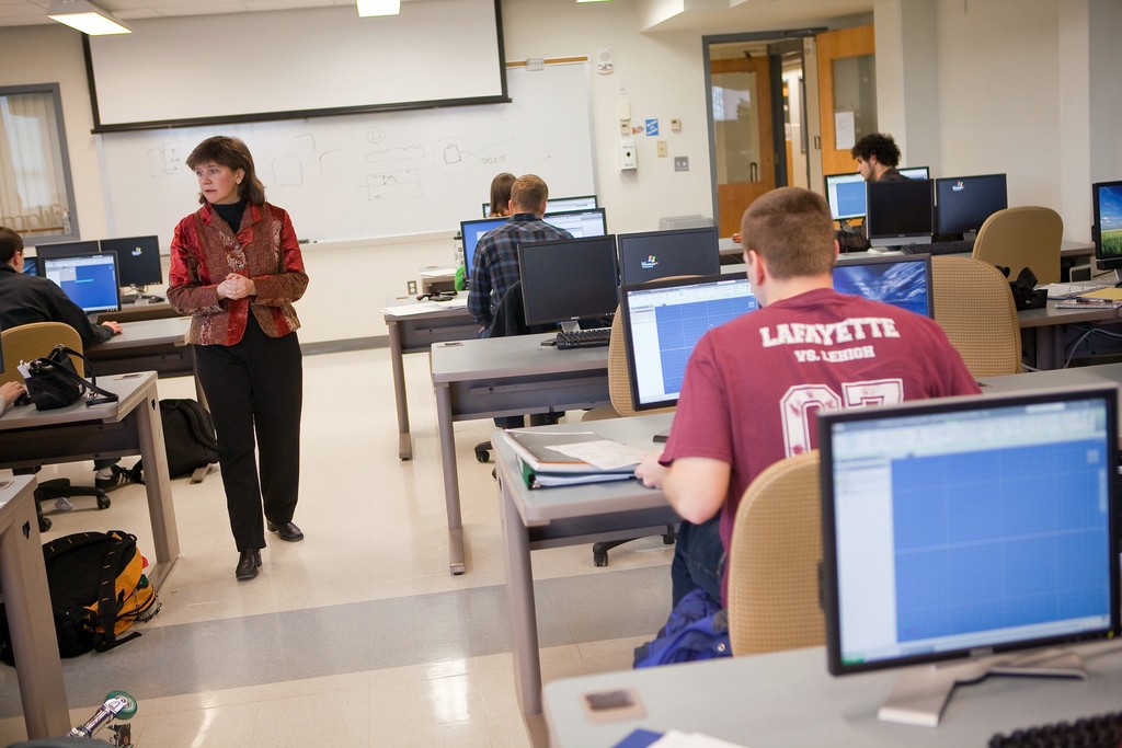 Rebecca Rosenbauer, director of engineering computing, works with students in the Acopian computer lab.